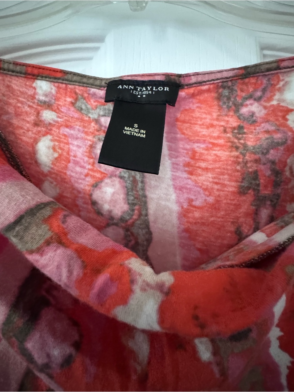 Ann Taylor Red Pink Abstract Print Sleeveless Blouse Drape Neck Top Small - Picture 3 of 4